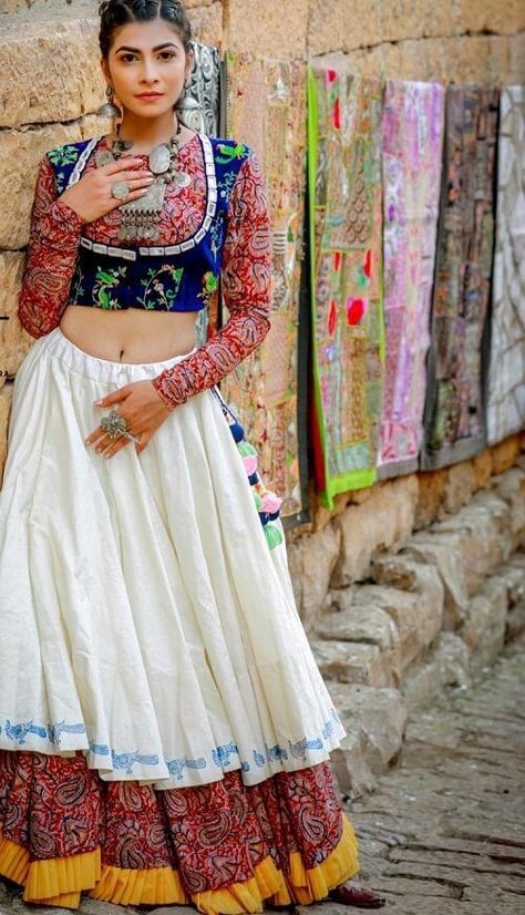 Blouse Designs For Navratri, New Chaniya Choli, Garba Dresses, Choli Pattern, Choli Blouse Design, Chaniya Choli Designs, Garba Dress, Lehenga Choli Designs, Choli Dress