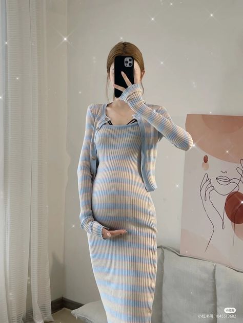 Pregnant Korean Woman, Ibu Hamil Aesthetic, 6 Months Pregnant Outfits, Korean Maternity Fashion, Korean Pregnant, Mother Daughter Pictures, Pregnant With A Girl, Cute Maternity Dresses, 5 Months Pregnant