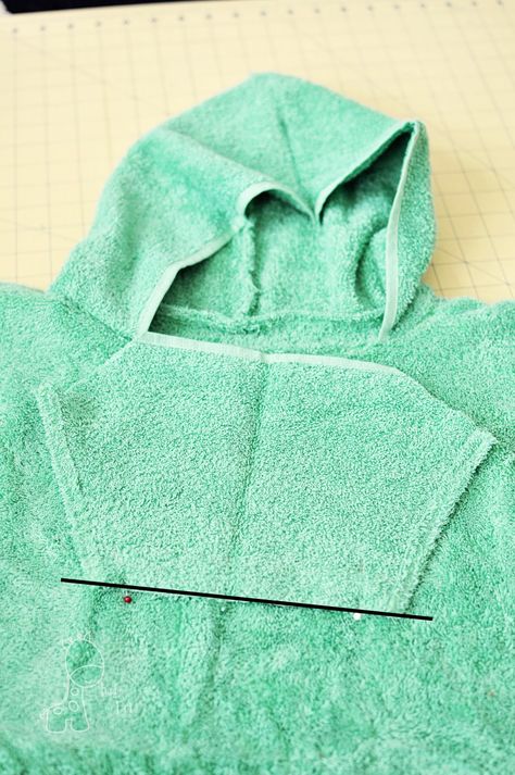 Poncho Diy, Poncho Tutorial, Hooded Towel Tutorial, Towel Poncho, Beach Poncho, Diy Towels, Hooded Bath Towels, Towels Kids, Poncho Pattern