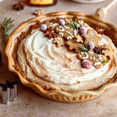 Holiday Cream Pie, No Bake Holiday Pies, Christmas Pie Recipes Holidays, Gingerbread Cream Pie, Holiday Pies Christmas, Gingerbread Pie Crust, Peppermint Pie Recipe, Gingersnap Pie, Gingerbread Pie