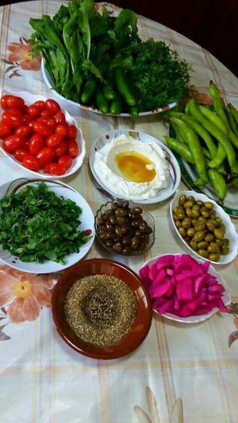 Breakfast Lebanese Breakfast Table, Breakfast Setup, Arabic Breakfast, Jordanian Food, Lebanese Breakfast, Iran Food, Breakfast Platter, Turkish Breakfast, Lebanese Cuisine