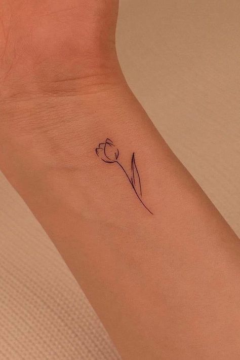 Cute Simple Forearm Tattoos, Tattoo Ideas Four People, Tulip Tattoo On Hand, Small Tattoos To Get With Your Mom, Minimalist Tattoo For Lost Loved Ones, Minimal Wrist Tattoos For Women, 2005 Tattoo Ideas Female, Tulip Small Tattoo, Really Simple Tattoos