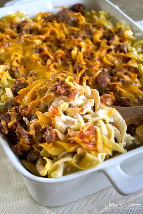 This Sour Cream Noodle Bake is an easy weeknight meal that'll have everyone running to the dinner table! Cream Noodles, Pasta Entrees, Sour Cream Noodle Bake, Noodle Bake, Creamed Beef, Italian Meals, Skillet Dinners, Beef Casserole Recipes, Beef And Noodles