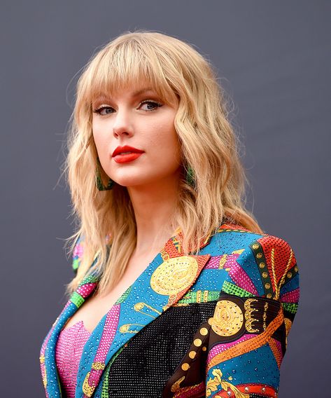 Who is Betty? An Official Taylor Swift Folklore Investigation #refinery29 Taylor Swift Biography, Taylor Swift Cat, Medium Shag Haircuts, Versace Jacket, Taylor Swift New, Lover Era, Katherine Heigl, Taylor Swift Red, Shag Haircut