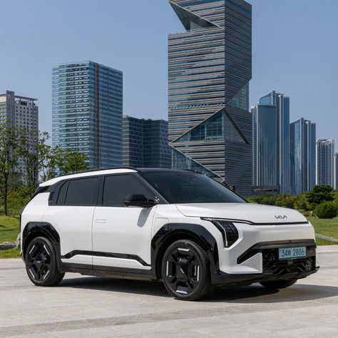 Kia has confirmed plans to launch AWD and GT variants of its EV3 electric SUV, expanding the lineup beyond the current 2WD models. The EV3 offers up to 600 km of range, charges from 10-80% in just 31 minutes (12 minutes faster than the Niro EV), and is powered by an 81.4 kWh battery with 22% higher energy density than the Niro EV. (Source: Kia) #KiaEV3 #ElectricVehicle Kia Electric Suv, Higher Energy, Kia Niro, Electric Suv, Car Lease, City Art, Electric Cars, New Life, Dream Cars