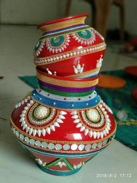 Pot Decoration For Marriage, Matli Decoration For Wedding, Kalash Decoration Indian Weddings, Kalash Painting Design, Pot Decorating Ideas Indian, Kalash Painting, Matli Decoration, Matka Design, Matki Decoration Ideas