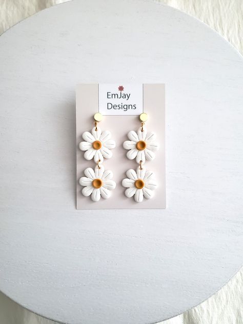 These Daisy Dangles are handmade with polymer clay and 18K gold plated 6MM round earring posts.  Because they are handmade with polymer clay, please allow for slight variations. Store the earrings in a cool place. These earrings are made to order so please allow for 3-5 days to ship, but I will get them to you as quickly as possible.  **This shop does not accept returns but gladly will remake an order if unsatisfied with your purchase. Thank you for supporting EmJayDesignsBoutique! For more photos of my designs, visit my Instagram page, @emjay_designs_ Daisy Clay Earrings, Sketch Images, Polymer Clay Flower Jewelry, Diy Earrings Polymer Clay, Colour Mixing, Round Earring, Daisy Jewelry, Handmade Clay Jewelry, Polymer Earrings