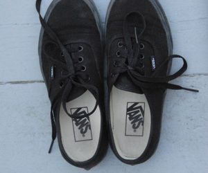 45 images about freshmen year on We Heart It | See more about aesthetic, grunge and tumblr Black Vans Aesthetic, All Black Vans, Vans Aesthetic, Vans Authentic Black, Tenis Vans, Fotografi Vintage, Authentic Vans, Studded Shoes, Black Grunge