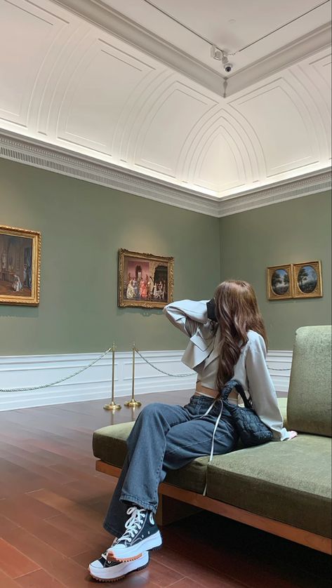 Cute Museum Outfits, Museums Outfit, Art Gallery Outfit Ideas, Ootd Poses Instagram, Museum Picture Ideas, Museum Photo Ideas, Museum Fits, Museum Outfit Ideas, Museum Outfits