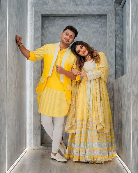 Haldi Pose With Brother, Bro Sister Photography, Brother Sister Poses Indian Wedding, Brother Sister Haldi Pose, Brother Sister Haldi Photography, Photo Poses For Brother And Sister, Haldi Poses For Groom With Sister, Rakshabandhan Poses With Brother, Brother And Sister Poses Photography