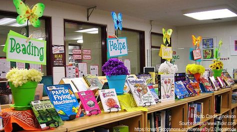 School Library Decor, Spring Display, School Library Displays, Library Themes, Elementary School Library, Library Book Displays, Library Skills, Library Bulletin Boards, Library Inspiration