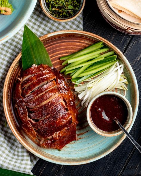 Crispy Duck Recipes, Beijing Food, Party Food Catering, Roasted Duck Recipes, Duck Pancakes, Traditional Chinese Food, Peking Duck, China Food, Air Kelapa