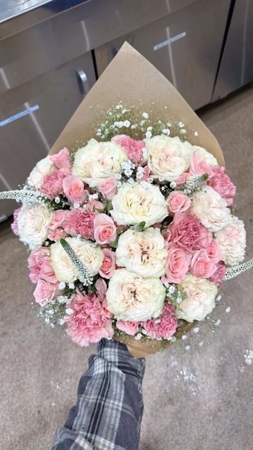 Pretty Flowers Pictures, Carnation Bouquet, Flower Boquet, Birthday Flowers Bouquet, Pink Flower Bouquet, Luxury Flower Bouquets, Roses Art, Boquette Flowers, Flowers Bouquet Gift