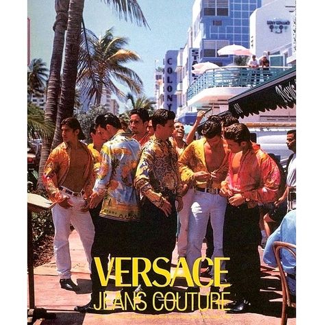 La campagne Gianni Versace printemps-été 1993 par Doug Ordway Gianni Versace 90s, 1990 Style, Versace 90s, 90s Versace, Versace Vintage, Hugh Grant, Versace Fashion, Versace Couture, Vintage Versace