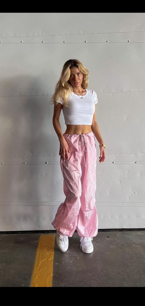 Pink And White Streetwear Outfit, Hot Pink Parachute Pants Outfit, Outfits With Pink Cargo Pants, How To Style Pink Cargo Pants, Pink Parachute Pants Outfit, Pink Streetwear Outfit, Light Pink Cargo Pants, Pink Sweatpants Outfit, Pink Parachute Pants