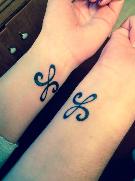 Celtic Friendship Knot Tattoo with my Bestie!! I love your face off Andrea Elaine! Best Friend Symbol Tattoo, Friendship Symbol Tattoos, Symbol Tattoos With Meaning, Cute Best Friend Tattoos, Celtic Tattoo Designs, Tattoos Matching, Matching Best Friend Tattoos, Knot Tattoo, Friendship Tattoos