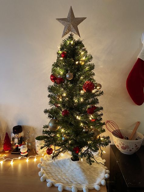 Short Christmas Tree Ideas, Mini Christmas Tree Bedroom, Mini Xmas Tree Ideas, Mini Christmas Tree Ideas Decoration, Mini Tree Decorations Ideas, Dorm Christmas Tree, Christmas Dorm Decor, Mini Christmas Tree Decor, Mini Christmas Tree Ideas