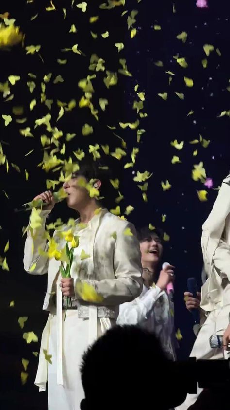 ゼン xhen (@renjuniejunjun) on X Butterfly Confetti, Yellow Butterfly, Yellow Flower, Yellow Flowers, Confetti, Yellow, Flowers