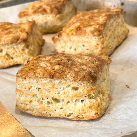 Cottage Cheese Scones Recipes, Keto Cottage Cheese Biscuits, Cottage Cheese Scones, Cottage Cheese Biscuits Recipe, Cottage Cheese Baking Recipes, Cottage Cheese Biscuits, Cottage Cheese Cookies, Biscuits Cheese, Cottage Cheese Bread