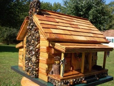 I had this desire to have a birdhouse in my yard, but I didn't want just an ordinary birdhouse.  I didn't go out and buy one because sometimes you pay Log Bird House, Rustic Bird Houses, Log Cabin Bird House, Building Bird Houses, Barn Birdhouses, Birdhouses Rustic, Bird House Feeder, Wood Birdhouses, Bird House Plans