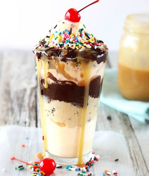 hot fudge sundae recipe Ice Cream Sundae Recipe, Hot Fudge Sundae, Sundae Recipes, Cookie Dough Fudge, Fudge Sundae, Lunch Healthy, Healthy Restaurant, Chocolate Dessert Recipes, Homemade Dinner