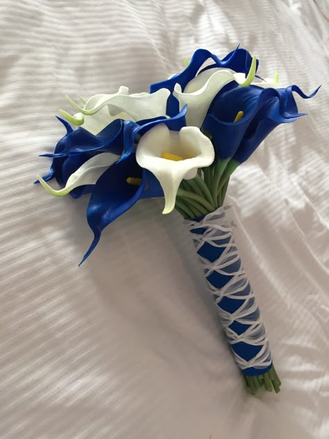 Blue and white calla lilies bouquet. Blue Calla Lily Bouquet, Calla Lilies Bouquet, Tulip Bouquet Wedding, Blue Calla Lily, Lilies Bouquet, White Calla Lily Bouquet, Dark Red Wedding, Blue Lilies, White Calla Lilies