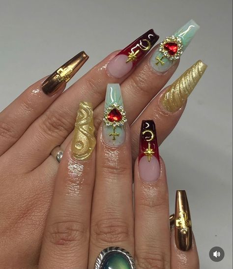 Mexican Aesthetic Nails, Mayan Nails, Cathedral Nails, Kali Uchis Nail Ideas, Baroque Nails, Buchona Nails, Earth Nails, Greek Nails, Jewelry Latina