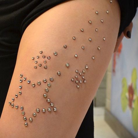 Star Dermal Piercing, All Types Of Piercings, Body Dermal Piercing, Bad Piercings, Body Piercing Ideas, Body Peircings, Hand Piercing, Face Piercings, Dermal Piercing