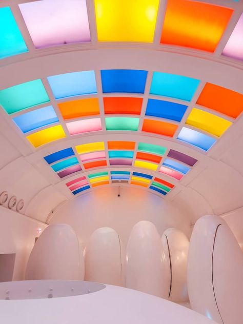 Sketch London is a Michelin starred restaurant with egg shaped loos and a rainbow colored ceiling Sketch London Restaurant, Futuristic Restaurant, Terrace House Interior, Sketch Restaurant, Instagrammable Restaurants, Colorful Restaurant, Places To Eat In London, Sketch London, Eat In London