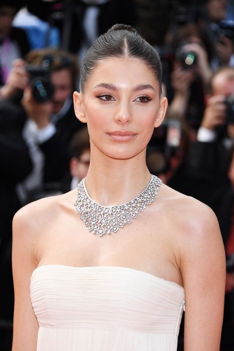 Cannes Film Festival 2019: The best beauty looks to cross the red carpet | Vogue France Sleek Back Hair, Red Carpet Glam, Foundation Tips, Lash Designer, Red Carpet Hair, Fashion Red Carpet, Camila Morrone, Bridal Hair Buns, Winnie Harlow