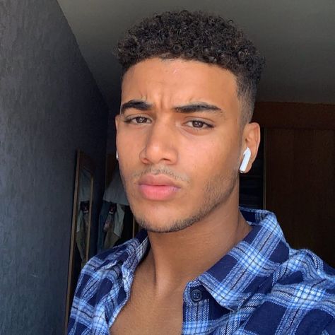 Fine Brown Skin Men, Brown Skin Men, Miracle Watts, Men With Curly Hair, Men Haircut Curly Hair, Skater Boys, Dark Skin Men, Instagram C, Curly Hair Men