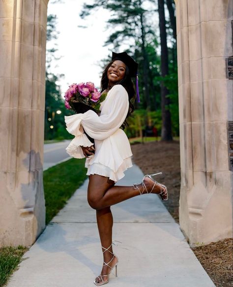 Nursing School Graduation Pictures, Nursing Graduation Pictures, College Graduation Pictures Poses, College Graduation Photoshoot, Graduation Look, Grad Photography, Graduation Photography Poses, College Graduation Pictures, Beautiful Photoshoot Ideas