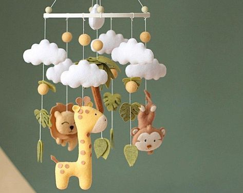 Safari Nursery Mobile, Jungle Animals Decorations, Jungle Safari Nursery, Nursery Mobiles, Safari Baby Mobile, Wooden Arm, Jungle Thema, Mobile Safari, Baby Mobile Felt