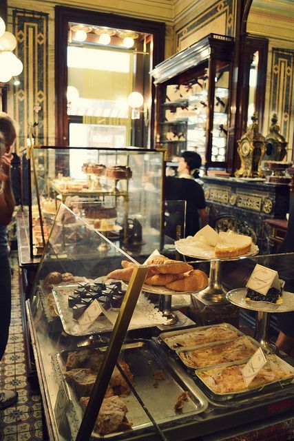 confectionery shop in vienna Bakery Inspiration, Beautiful Shops, Cafe Designs, Coffee Ideas, Retail Signage, Food Bar, Bakery Ideas, Cafe Society, Cafe Bistro