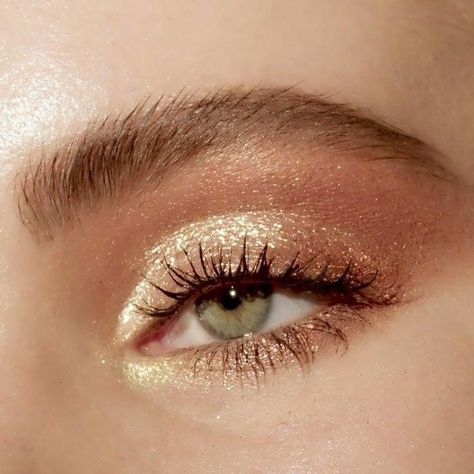 // m e t a l l i c Make Up Humor, Trucco Glam, Make Up Designs, Make Up Gold, Maquillage On Fleek, Make Up Studio, Gold Eye Makeup, Pinterest Style, Natural Eyeshadow