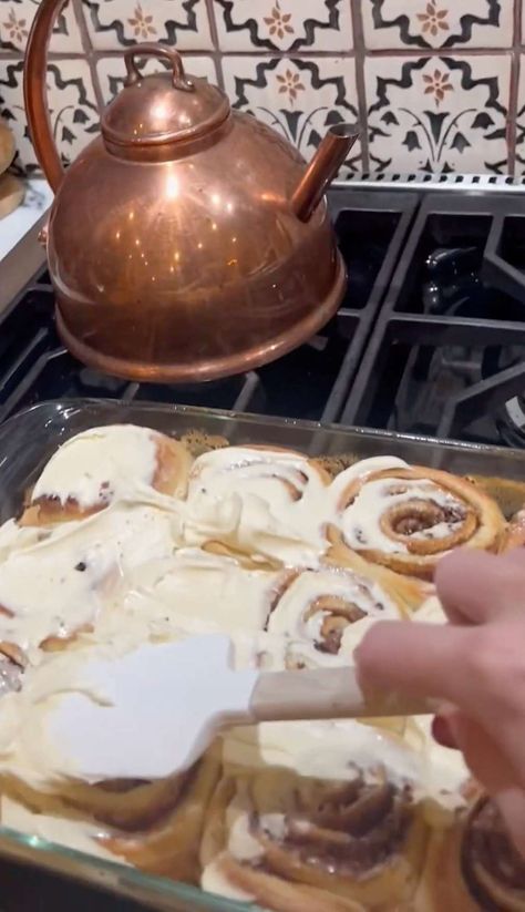 Taylor Swift Shows Off Her Homemade Cinnamon Rolls — Travis Kelce’s ‘Pregame Meal’ — in Sweet Behind the Scenes Video Taylor Swift Cinnamon Rolls, Taylor Swift Recipes, Taylor Swift Baking, Best Cinnamon Roll Recipe, Behind The Scenes Video, Cinnamon Roll Recipe, Whipped Frosting, Homemade Cinnamon Rolls, Cinnamon Rolls Homemade