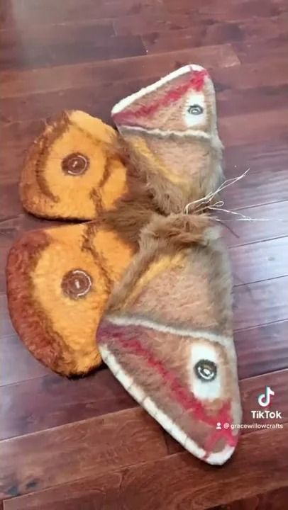 How to make your own fuzzy moth wings #fantasy #cosplay #larp #fairy Fuzzy Moth, Wings Costume Diy, Diy Wings, Moth Wings, Book Week Costume, Wings Costume, Cosplay Diy, Family Halloween, Diy Costumes