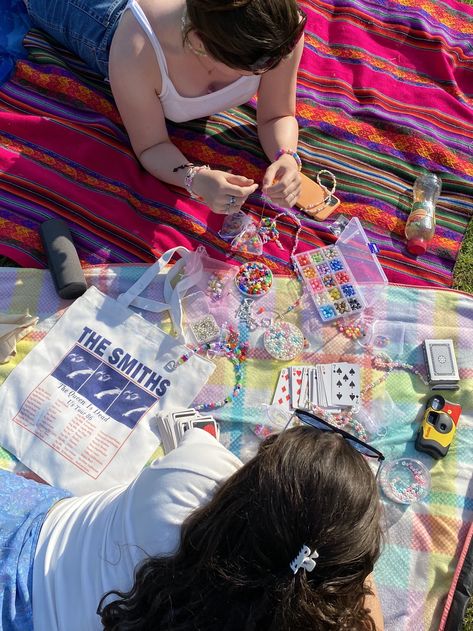 Friendship Bracelets Making Aesthetic, Making Bracelets With Friends, Friendship Bracelets Beads Aesthetic, Fun Activities Aesthetic, Chill Summer Aesthetic, Bracelet Making Aesthetic, Friendship Bracelet Aesthetic, Friendship Bracelets Aesthetic, Summer Friendship Bracelets