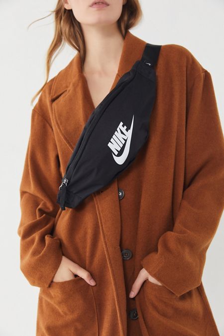 belt bag Nike Belt Bag, Nike Belt, Bum Bag Outfit, Backpack Nike, Belt Bag Outfit, Monica Gellar, Fanny Pack Style, Fanny Pack Fashion, Waist Purse