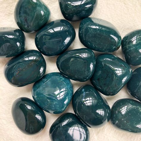 Green jasper is an all-around healer of the body. Learn more about it's meanings, metaphysical properties, uses and more in this post! Green Jasper Properties, Green Jasper Crystal Meaning, Green Jasper Meaning, Jasper Types, Jasper Stone Meaning, Stone Identification, Jasper Meaning, Fertility Crystals, Green Ocean