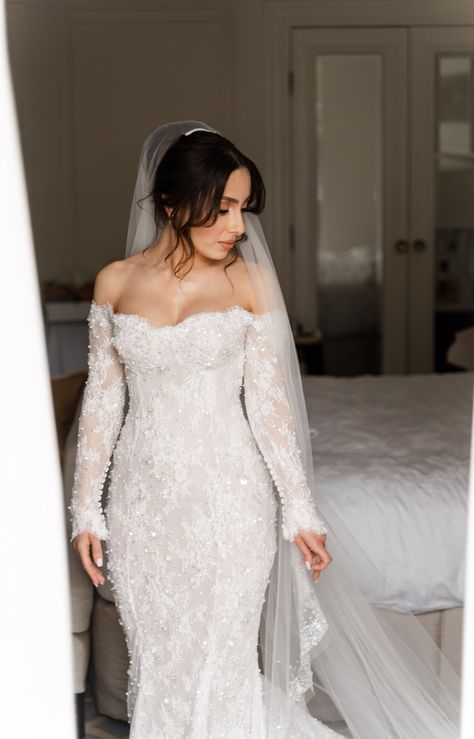 Satin Long Sleeve Wedding Dress Simple, Wedding Dresses With Sleeves And Veil, Stretchy Wedding Dress, Wedding Dresses Garden Outdoor, Wedding Dresses For Church, Lace Bride Dress, Wedding Dresses On Curvy Women, Romantic Wedding Dress Sleeves, Wedding Dress With Sleeves Off Shoulder