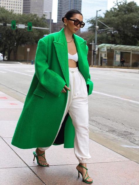 Kelly Green Outfit, Kelly Green Sweater, Green Outerwear, Basic Wardrobe Pieces, Winter Outfits Casual, Wearing Color, Make Your Outfit, Date Outfit, Outfit Cute