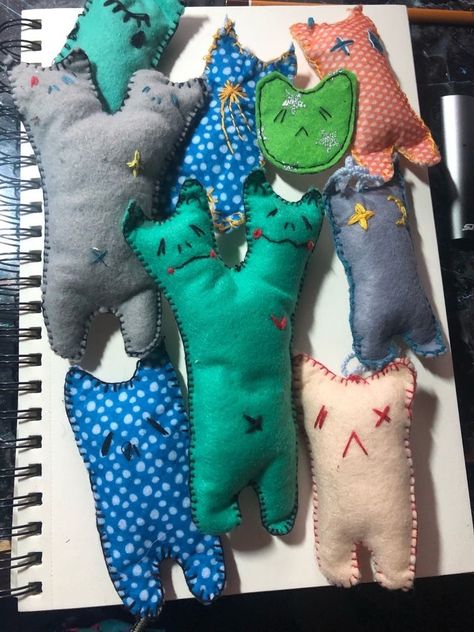 Diy Plushies Patterns, Easy Plushies Diy, Simple Plushie Patterns, Aesthetic Sewing Projects, Cute Sewing Projects, Handmade Plushies, Plushie Patterns, Sewing Stuffed Animals, Mia 3