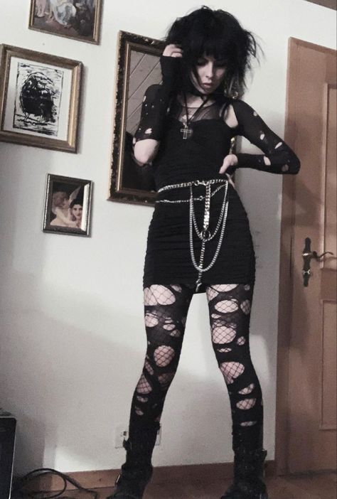 Goth Character Inspiration, Gothic Emo Fashion, Womens Gothic Fashion, Cute Outfits Goth, Gothic Alternative Fashion, 2000 Goth Fashion, Goth Subculture Fashion, Gothish Fashion, Types Of Goth Style