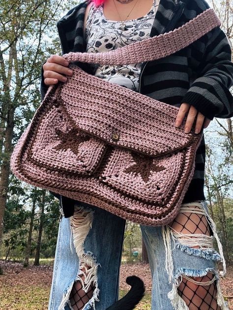 Crochet Messenger Bag, Crochet Aesthetic, Bag Pattern Free, Crochet Business, Crochet Clothing And Accessories, Crochet Design Pattern, Kawaii Crochet, Crochet Fashion Patterns, Crochet Cross