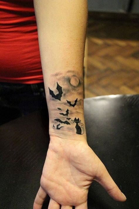 Bats and Black Cat with Moon Tattoos Bats Tattoo Design, Kitty Tattoos, 13 Tattoos, Bat Tattoo, Moon Tattoo Designs, Inspiration Tattoo, Cat Tattoos, Tattoos Geometric, Spooky Tattoos