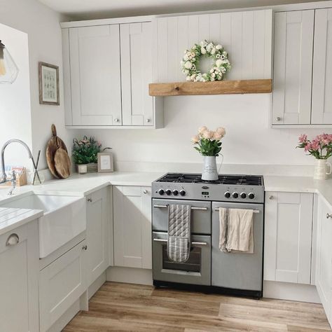 Howdens on Instagram: “How cosy and inviting does @ourhertfordshirehome's Fairford Dove Grey kitchen look? 😍” Grey Kitchen Diner Ideas, Kitchen Upstand, U Shaped Kitchen Interior, Dove Grey Kitchen, Small Kitchen Diner, Pretty Bedrooms, Julie Thomas, Howdens Kitchens, Diner Ideas