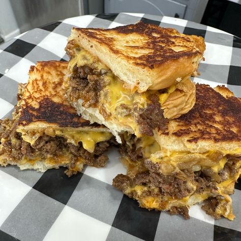 Grilled Cheese Cheeseburger Sliders - Cooking in the Midwest Grilled Cheese Cheeseburger, Midwest Recipes, Grilled Cheese Burger, Cooking In The Midwest, Easy Diner, Frozen Sweet Potato Fries, Making Grilled Cheese, Simple Foods, Cheeseburger Sliders