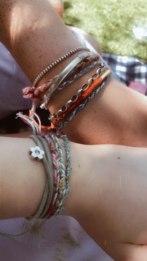 Braided Bracelets Aesthetic, Camp Friendship Bracelets, Outerbanks Aesthetic Outfits, Summer Bracelets Aesthetic, Friendship Bracelet Aesthetic, Friendship Bracelets Aesthetic, Hiker Girl, Bracelets Outfit, Aesthetic Bracelet