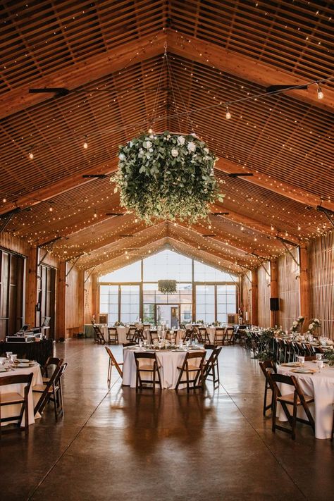 The Venue at the Paseo was the perfect balance of elegance and earthy. See more from this dreamy Arizona wedding on the blog! | Image by Morgan McCanne Photo Wedding Venue Indoor And Outdoor, Open Venue Wedding, The Paseo Venue Arizona, Inside Wedding Venues, Wedding Venue Interior, Desert Reception, Event Venue Design, Event Space Design, Reception Halls